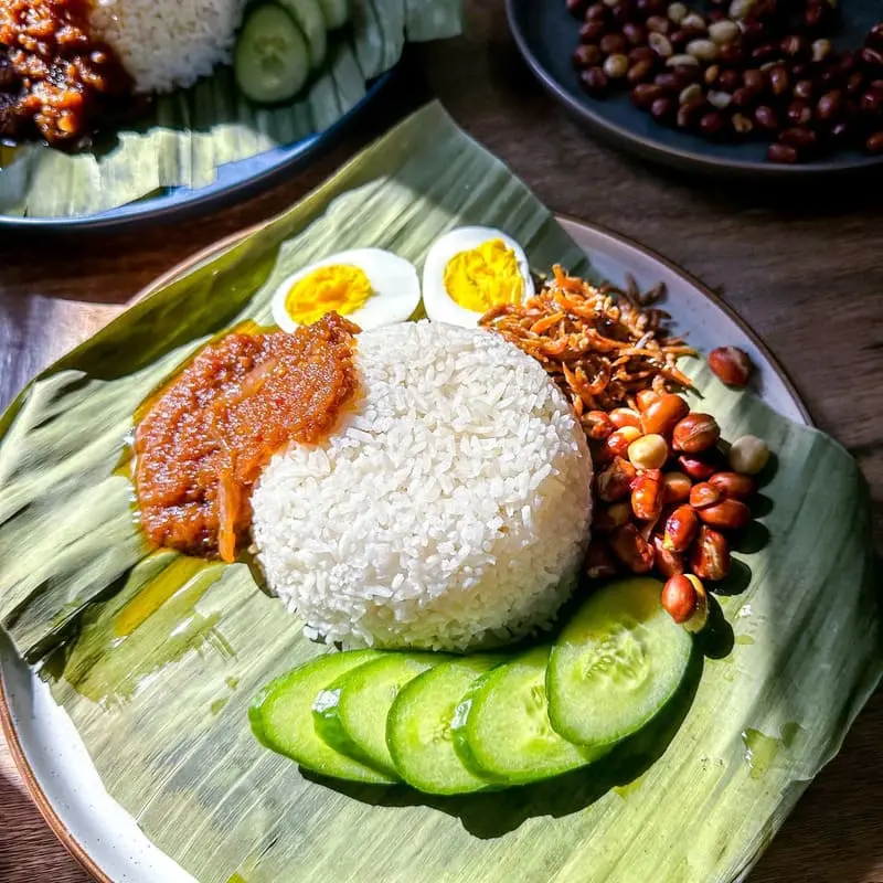 Kh&aacute;m ph&aacute; ẩm thực M&atilde; Lai qua m&oacute;n Nasi Lemak trứ danh 5