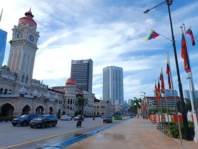 Gh&eacute; thăm quảng trường Merdeka tr&aacute;ng lệ với kiến tr&uacute;c độc đ&aacute;o 4