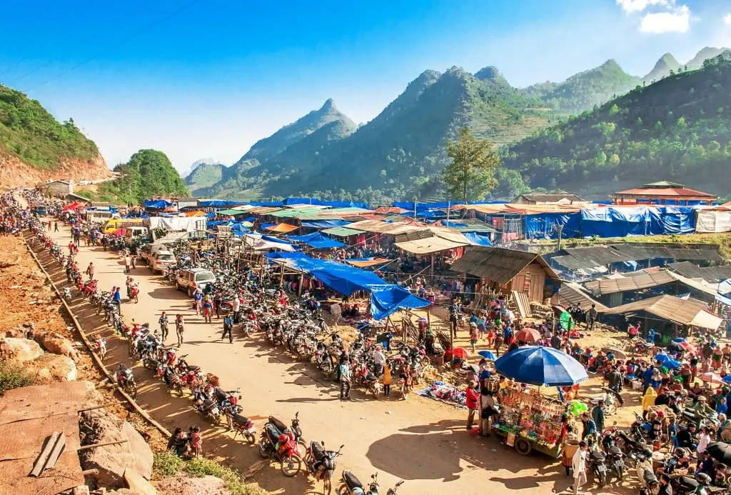 Chợ L&agrave;o L&oacute;ng Sập - Điểm giao lưu văn h&oacute;a hai nước Việt L&agrave;o 3