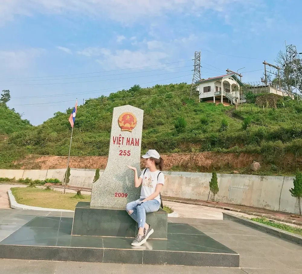 Chợ L&agrave;o L&oacute;ng Sập - Điểm giao lưu văn h&oacute;a hai nước Việt L&agrave;o 2