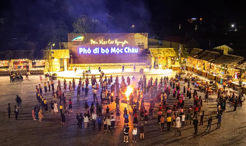 Gh&eacute; chợ đ&ecirc;m Mộc Ch&acirc;u thưởng thức văn h&oacute;a, ẩm thực v&ugrave;ng cao 3