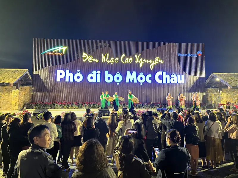 Gh&eacute; chợ đ&ecirc;m Mộc Ch&acirc;u thưởng thức văn h&oacute;a, ẩm thực v&ugrave;ng cao 9