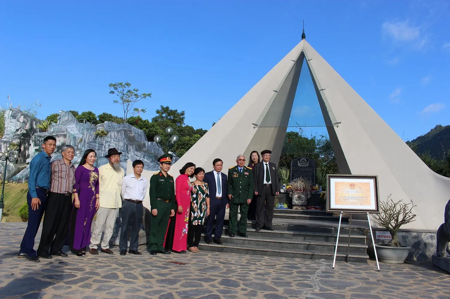 L&acirc;m vi&ecirc;n T&acirc;y Tiến (Khu lưu niệm Trung đo&agrave;n 52 T&acirc;y Tiến) đậm n&eacute;t linh thi&ecirc;ng 7