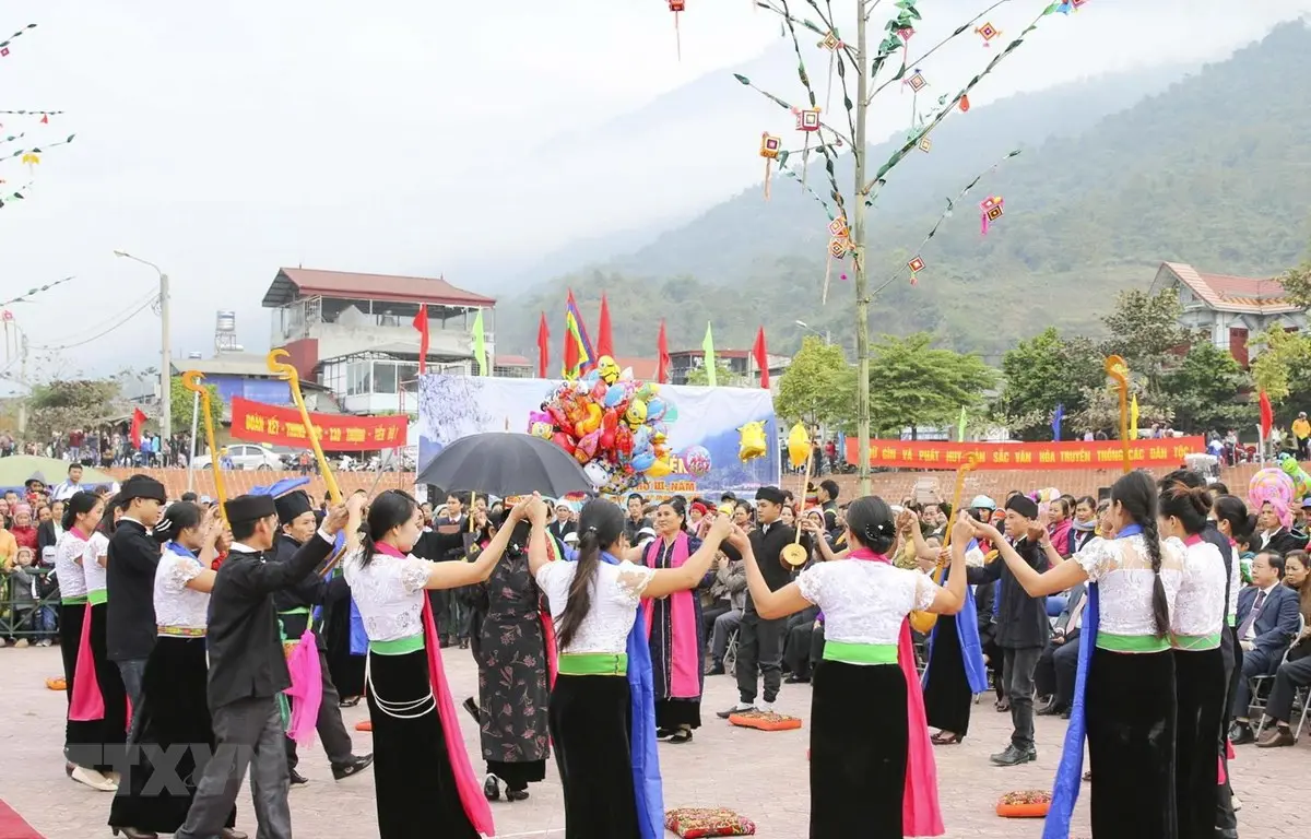 X&aacute;ch ba l&ocirc; l&ecirc;n v&agrave; đi Mộc Ch&acirc;u trải nghiệm văn h&oacute;a d&acirc;n tộc Th&aacute;i 8