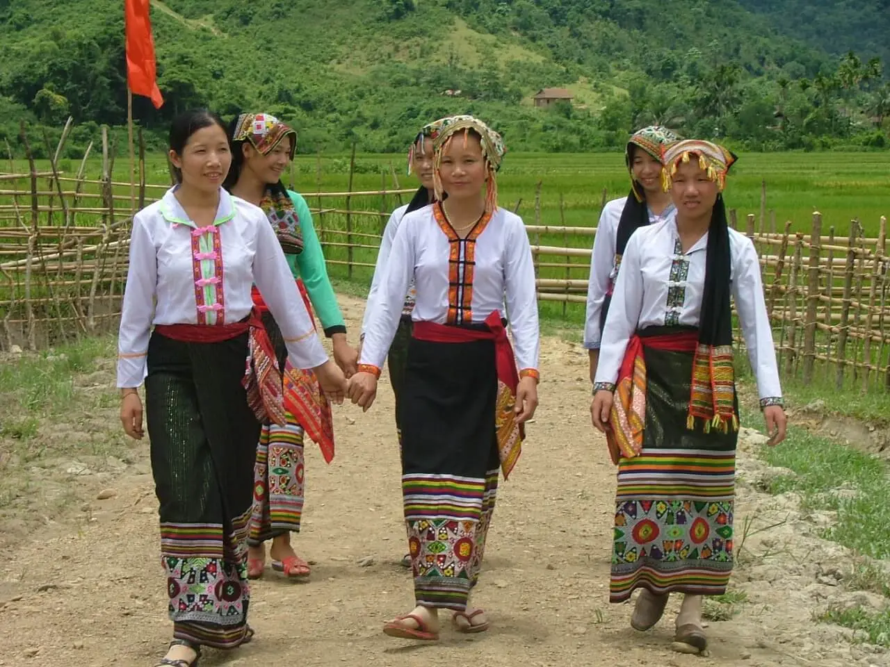 X&aacute;ch ba l&ocirc; l&ecirc;n v&agrave; đi Mộc Ch&acirc;u trải nghiệm văn h&oacute;a d&acirc;n tộc Th&aacute;i 2