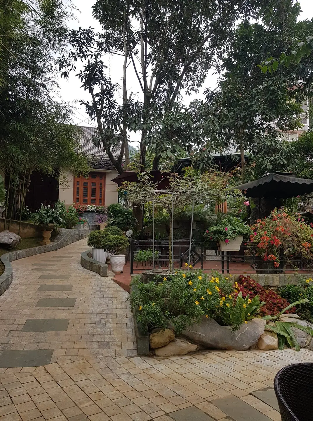 C&oacute; một Cafe 999 cứ thế trầm lặng, gi&uacute;p bạn ch&igrave;m đắm trong sự b&igrave;nh y&ecirc;n 3