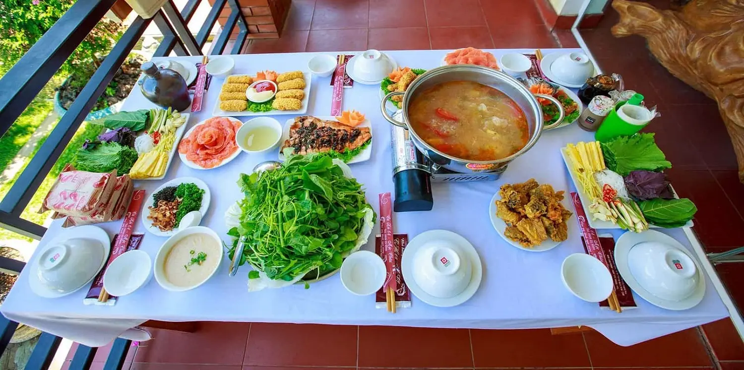 Thưởng thức m&oacute;n ngon với hương vị đặc trưng ri&ecirc;ng tại Nh&agrave; h&agrave;ng c&aacute; hồi 64 2
