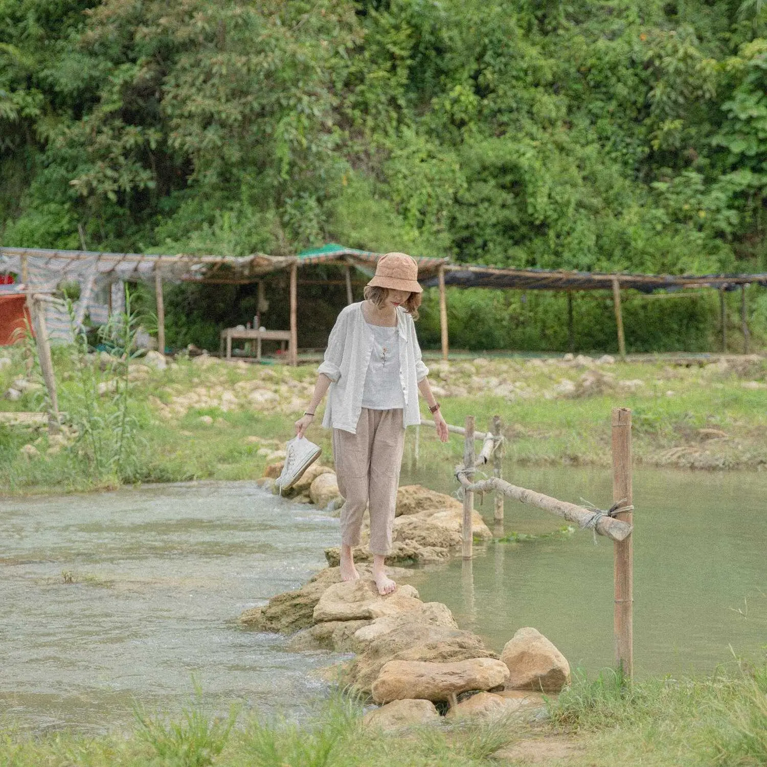 C&ugrave;ng 9x Phạm Ho&agrave;i Thương review Mộc Ch&acirc;u v&agrave;o h&egrave; đầy trong trẻo v&agrave; nhẹ nh&agrave;ng 21