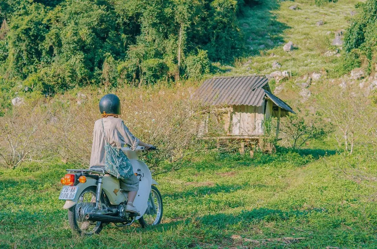 C&ugrave;ng 9x Phạm Ho&agrave;i Thương review Mộc Ch&acirc;u v&agrave;o h&egrave; đầy trong trẻo v&agrave; nhẹ nh&agrave;ng 5