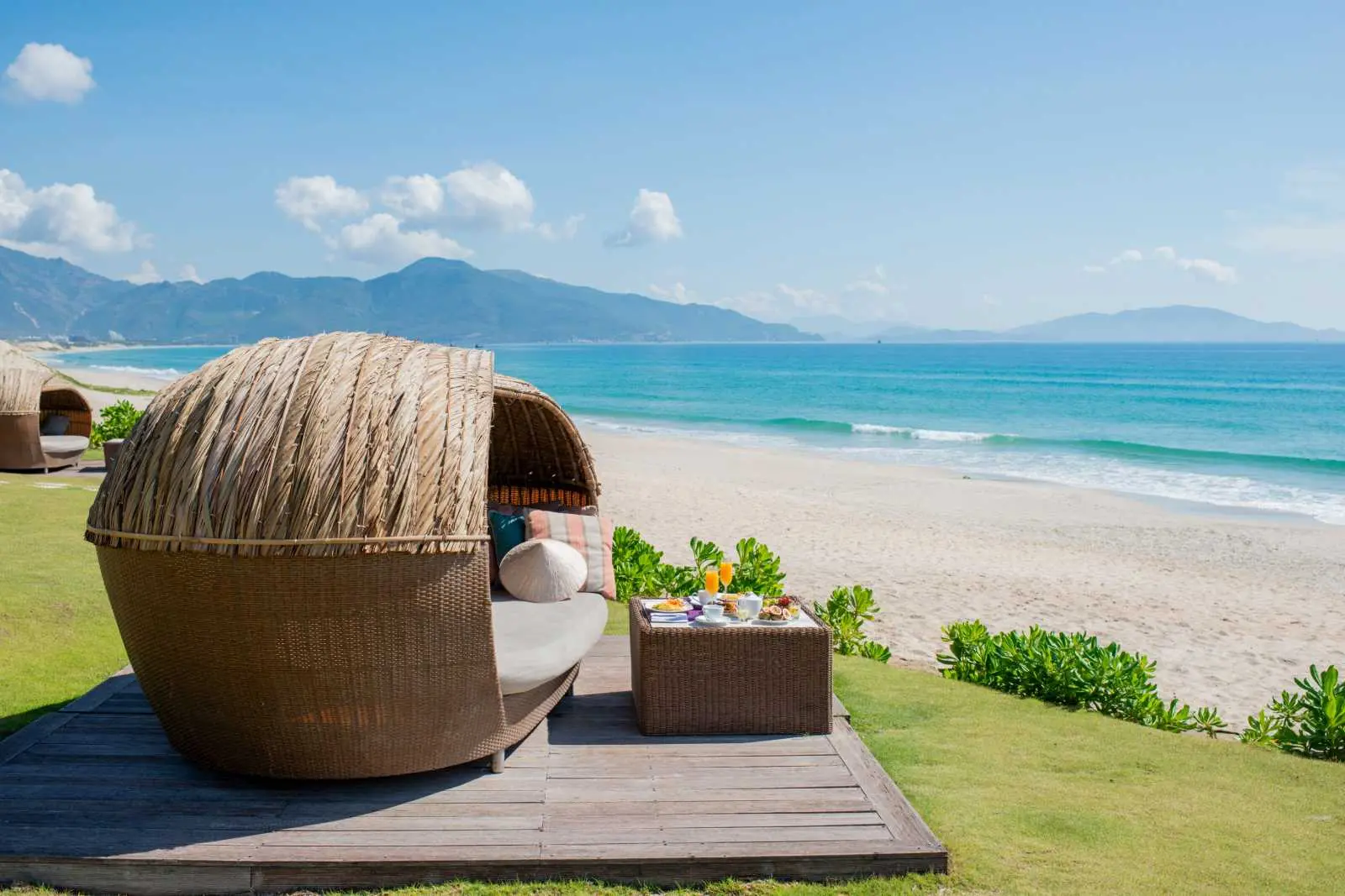 B&atilde;i D&agrave;i Nha Trang - C&oacute; một thi&ecirc;n đường b&igrave;nh dị nơi hạ giới với biển xanh c&aacute;t trắng quanh năm s&oacute;ng x&ocirc; bờ 8
