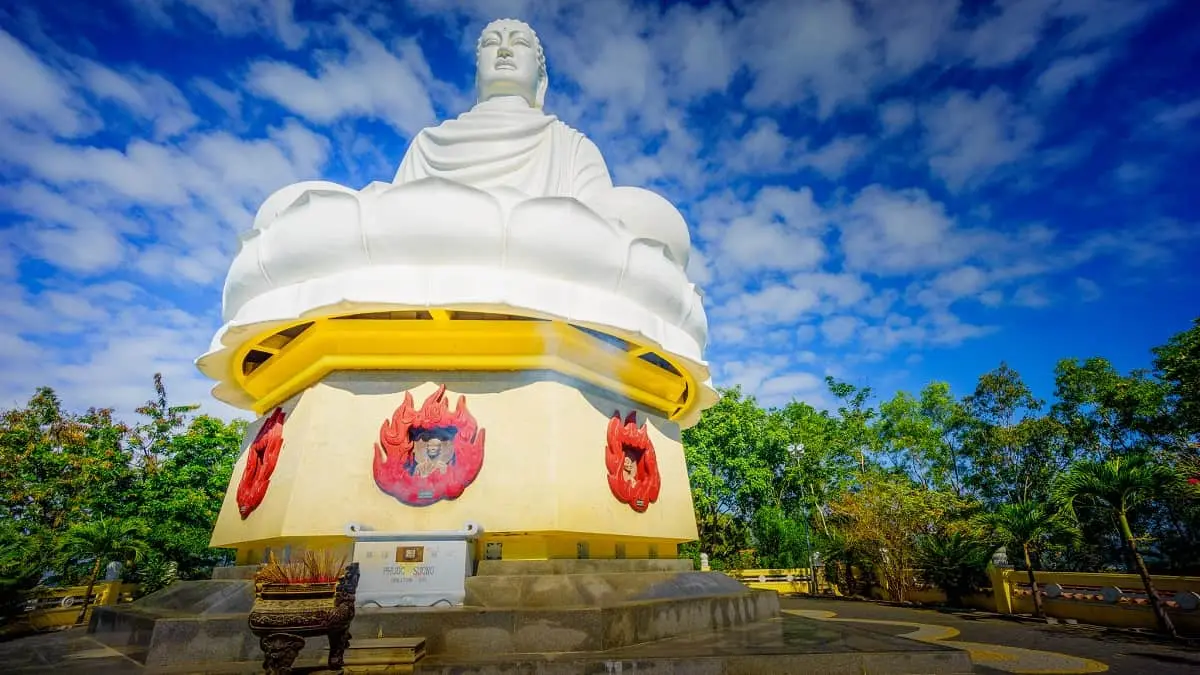 Ch&ugrave;a Long Sơn Nha Trang - Cho&aacute;ng ngợp với vẻ đẹp của bức tượng Phật trắng lớn nhất tại Việt Nam 11