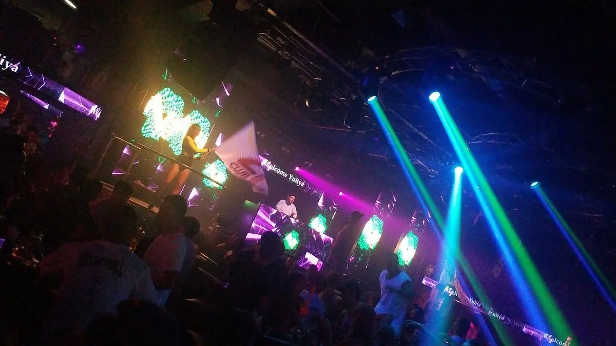 Một đ&ecirc;m kh&ocirc;ng ngủ với bầu kh&ocirc;ng kh&iacute; s&ocirc;i động tại Z CLUB Nha Trang 3