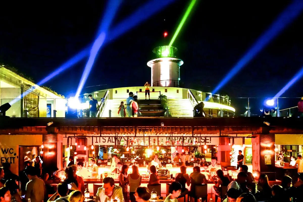 Skylight Nha Trang - 'Quẩy' cực đ&atilde; tại qu&aacute;n bar view xịn s&ograve; nơi th&agrave;nh phố biển 2
