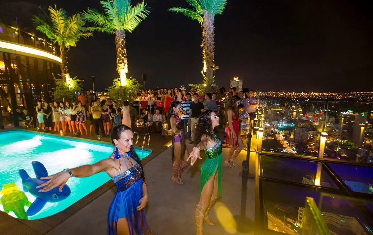 Skylight Nha Trang - 'Quẩy' cực đ&atilde; tại qu&aacute;n bar view xịn s&ograve; nơi th&agrave;nh phố biển 4