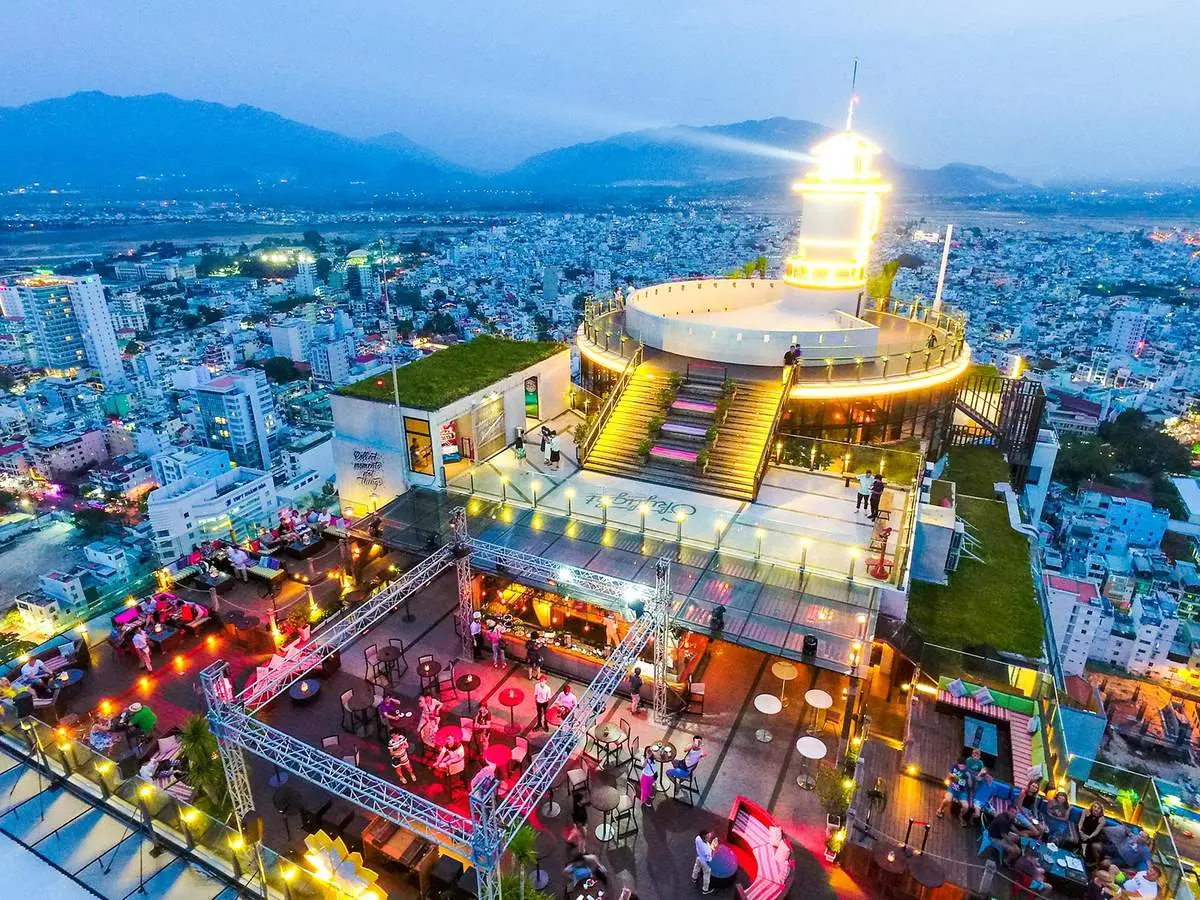 Skylight Nha Trang - 'Quẩy' cực đ&atilde; tại qu&aacute;n bar view xịn s&ograve; nơi th&agrave;nh phố biển 5