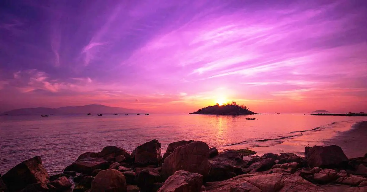 Hòn Chồng Nha Trang - hòn đảo thơ mộng lâu đời của thành phố biển xinh đẹp