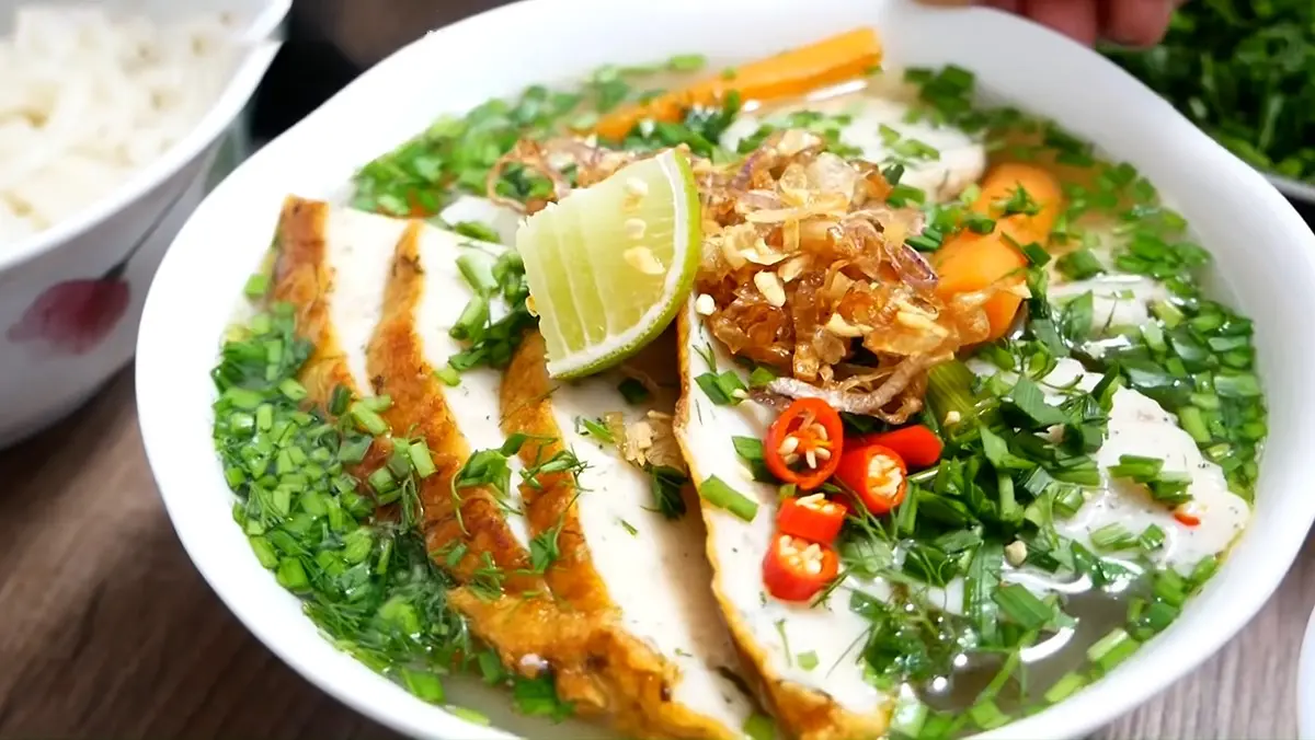 C&oacute; g&igrave; hấp dẫn trong t&ocirc; b&aacute;nh canh chả c&aacute; Nha Trang? 5