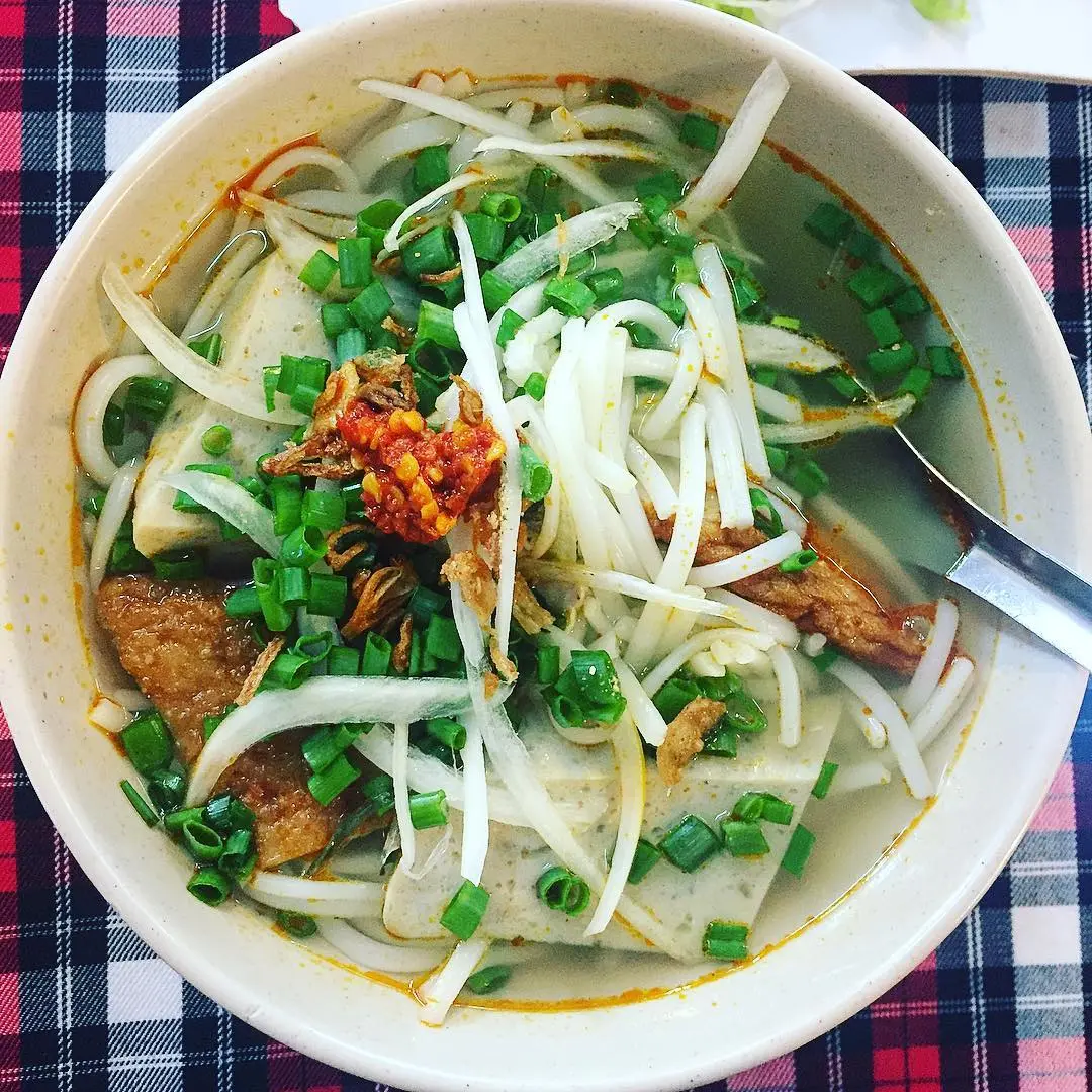 C&oacute; g&igrave; hấp dẫn trong t&ocirc; b&aacute;nh canh chả c&aacute; Nha Trang? 7