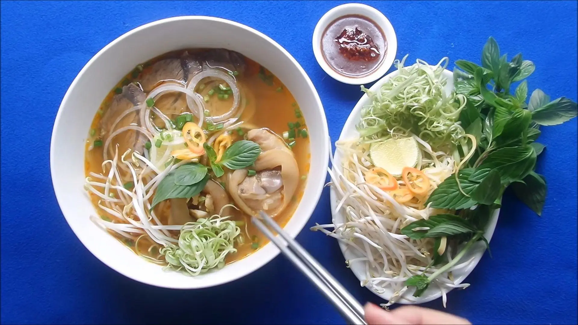Đến Nha Trang nhất định phải thử qua Bún Bò Huế. Vâng, bạn không nghe lầm đâu 3