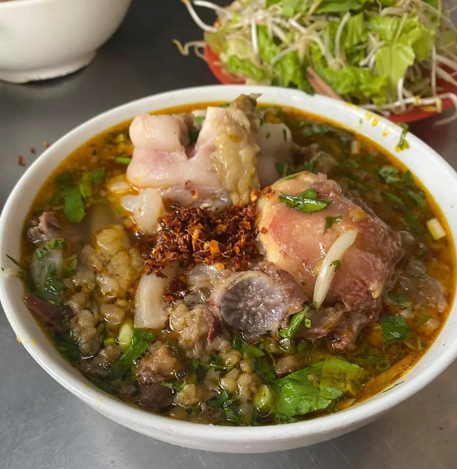 Đến Nha Trang nhất định phải thử qua Bún Bò Huế. Vâng, bạn không nghe lầm đâu 6