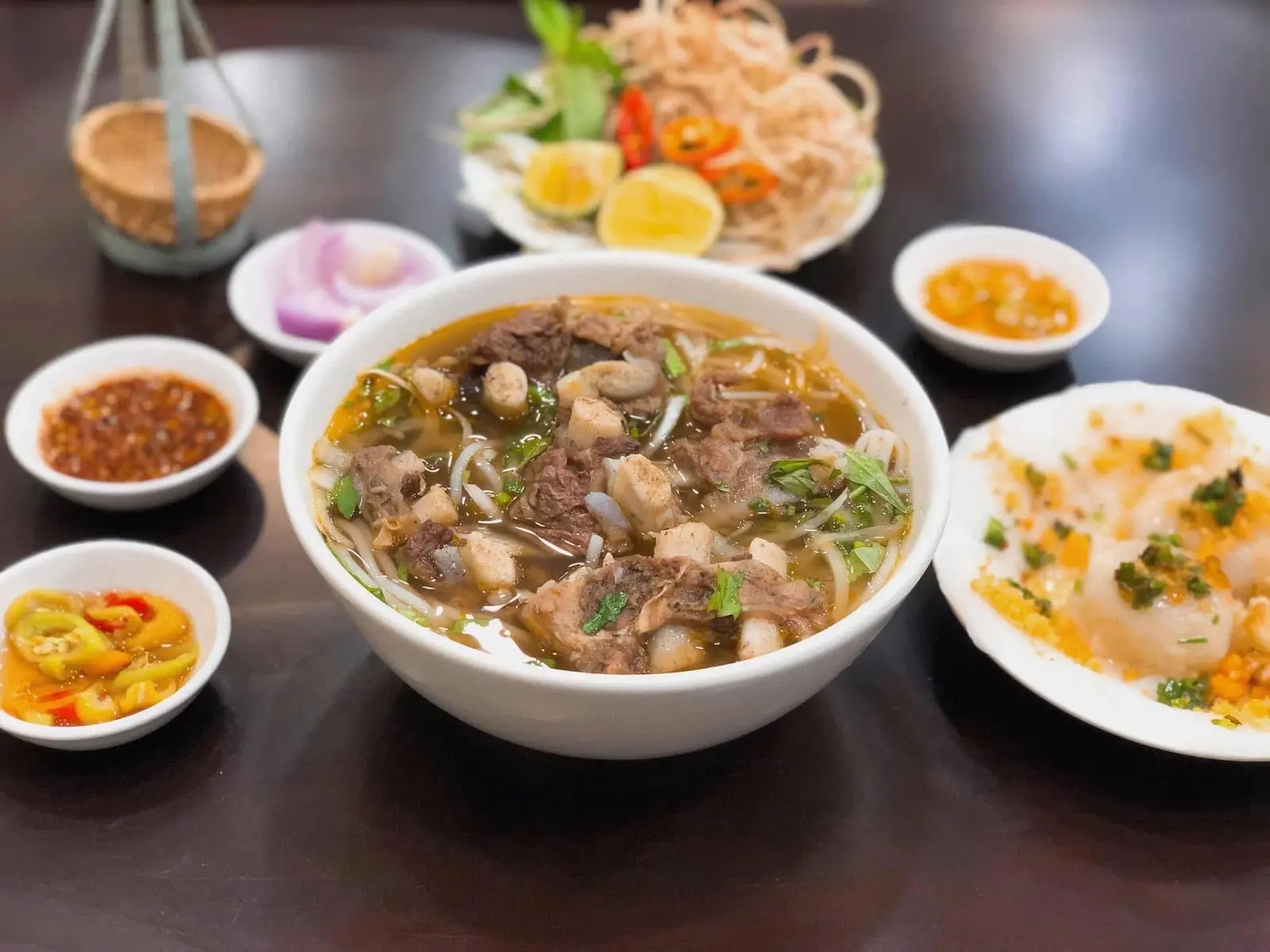 Đến Nha Trang nhất định phải thử qua Bún Bò Huế. Vâng, bạn không nghe lầm đâu 5