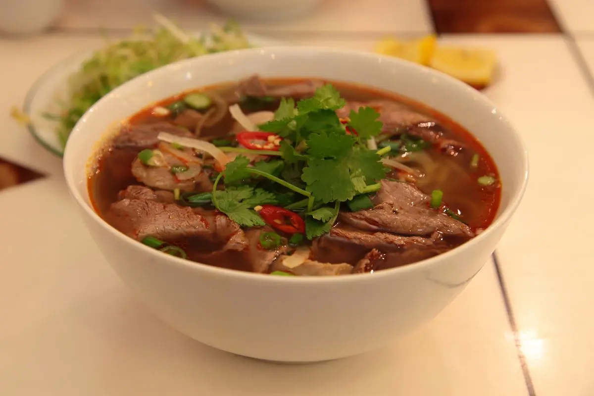 Đến Nha Trang nhất định phải thử qua Bún Bò Huế. Vâng, bạn không nghe lầm đâu 4