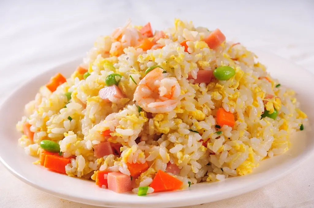 Gh&eacute; ngay Nh&agrave; h&agrave;ng Ho&agrave;ng Sa ngay giữa l&ograve;ng th&agrave;nh phố Nha Trang 7