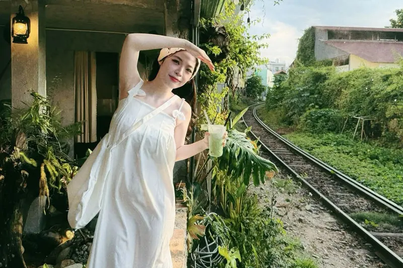 Lộ diện qu&aacute;n c&agrave; ph&ecirc; đường t&agrave;u ngay ở Nha Trang 5
