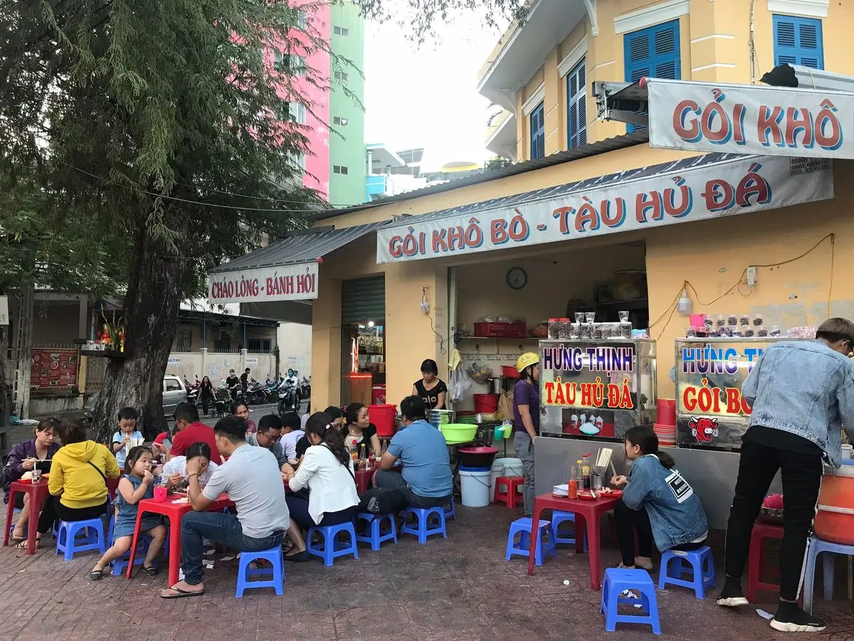 Từ qu&aacute;n nhỏ ven đường đến mặt tiền sang chảnh: Gỏi b&ograve; kh&ocirc;, t&agrave;u hủ đ&aacute; 30 tuổi ở Nha Trang c&oacute; g&igrave; đặc biệt? 3