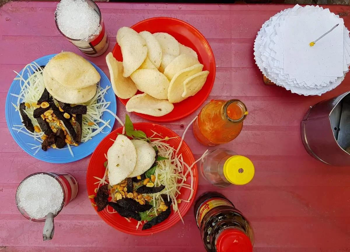 Từ qu&aacute;n nhỏ ven đường đến mặt tiền sang chảnh: Gỏi b&ograve; kh&ocirc;, t&agrave;u hủ đ&aacute; 30 tuổi ở Nha Trang c&oacute; g&igrave; đặc biệt? 2