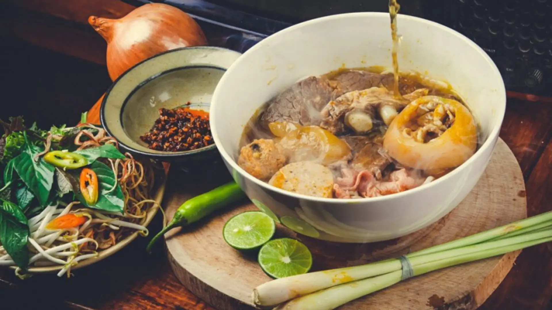 Đến Nha Trang nhất định phải thử qua Bún Bò Huế. Vâng, bạn không nghe lầm đâu