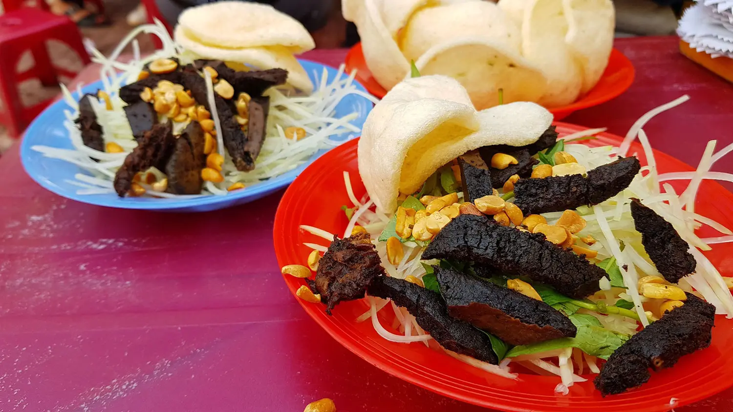 Từ quán nhỏ ven đường đến mặt tiền sang chảnh: Gỏi bò khô, tàu hủ đá 30 tuổi ở Nha Trang có gì đặc biệt?