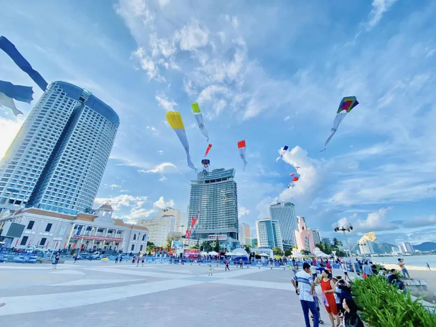 Đến Quảng trường 2 th&aacute;ng 4 quay về tuổi thơ thả diều c&ugrave;ng hội cạ cứng 5