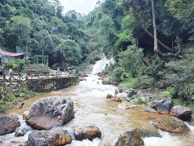 Kh&aacute;m ph&aacute; Suối đ&aacute; H&ograve;n Giao, vẻ đẹp hoang sơ miền sơn cước 2