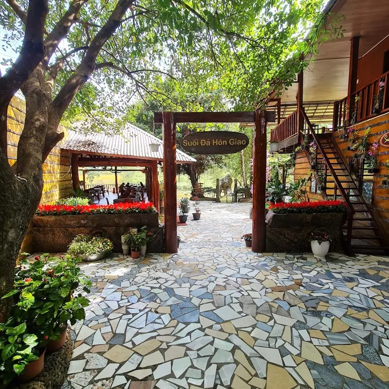 Kh&aacute;m ph&aacute; Suối đ&aacute; H&ograve;n Giao, vẻ đẹp hoang sơ miền sơn cước 3
