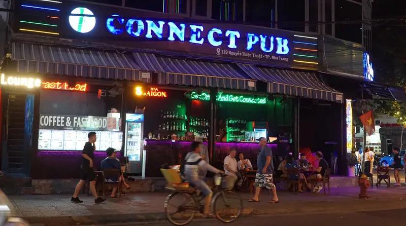 Phố T&acirc;y Nha Trang: Nhịp sống ngoại quốc giữa l&ograve;ng phố biển 8