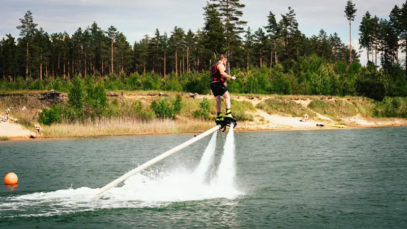 Trải nghiệm Flyboard, tr&ograve; chơi mạo hiểm hot nhất tr&ecirc;n biển Nha Trang 5