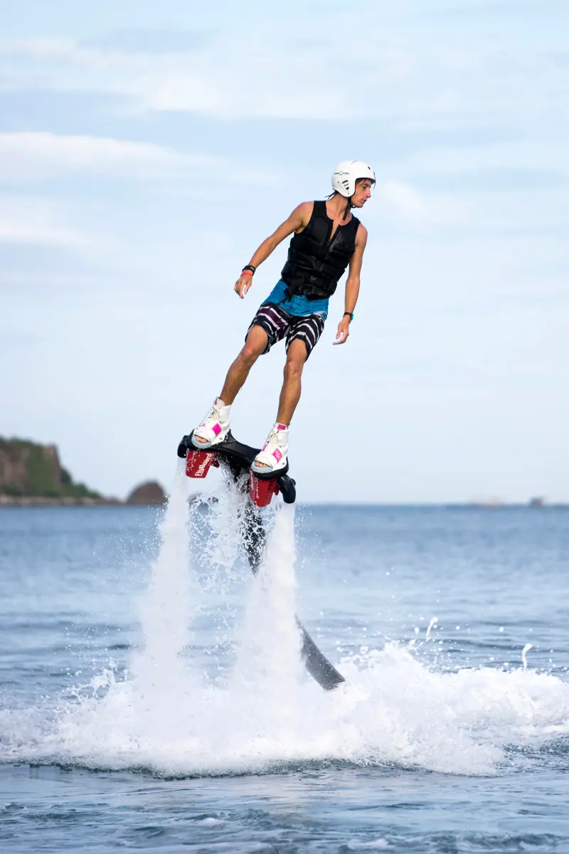 Trải nghiệm Flyboard, tr&ograve; chơi mạo hiểm hot nhất tr&ecirc;n biển Nha Trang 4