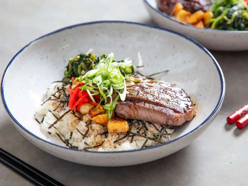 Donburi: B&aacute;t cơm g&oacute;i trọn tinh hoa của ẩm thực xứ Ph&ugrave; Tang 2