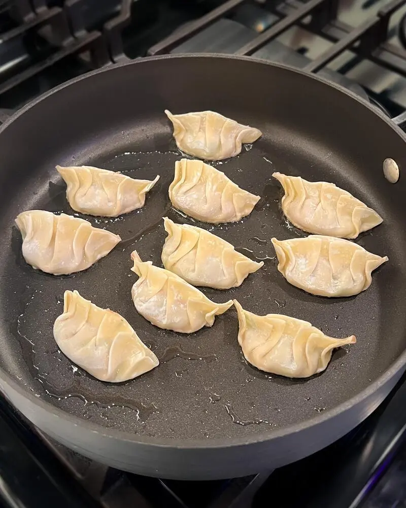 Gyoza: Phi&ecirc;n bản h&aacute; cảo Nhật Bản v&agrave; c&aacute;ch l&agrave;m ngon chuẩn vị 11