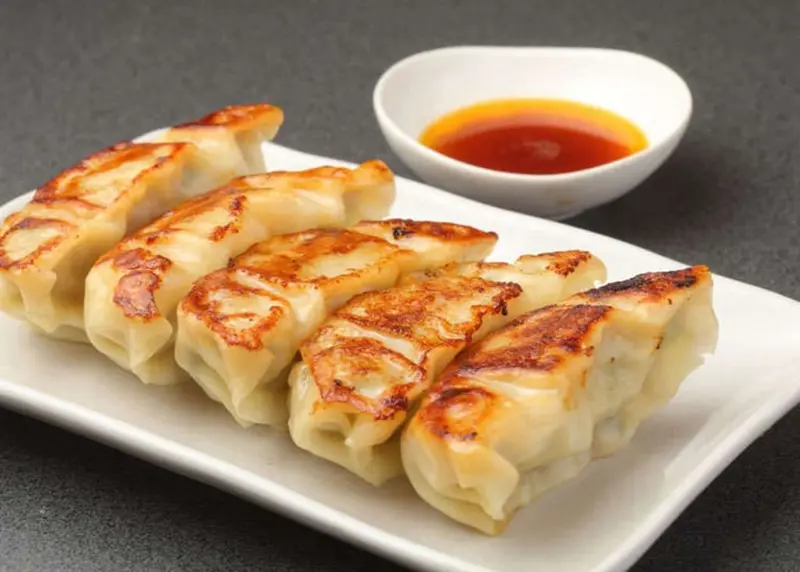 Gyoza: Phi&ecirc;n bản h&aacute; cảo Nhật Bản v&agrave; c&aacute;ch l&agrave;m ngon chuẩn vị 4