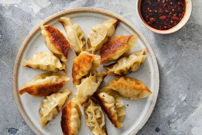 Gyoza: Phi&ecirc;n bản h&aacute; cảo Nhật Bản v&agrave; c&aacute;ch l&agrave;m ngon chuẩn vị 2
