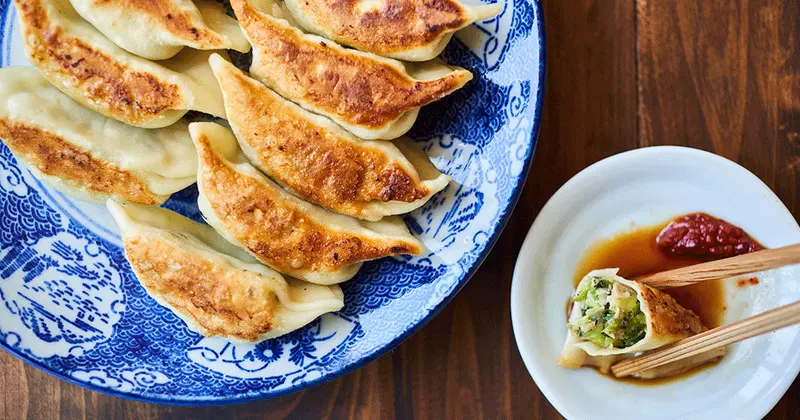 Gyoza: Phi&ecirc;n bản h&aacute; cảo Nhật Bản v&agrave; c&aacute;ch l&agrave;m ngon chuẩn vị 16