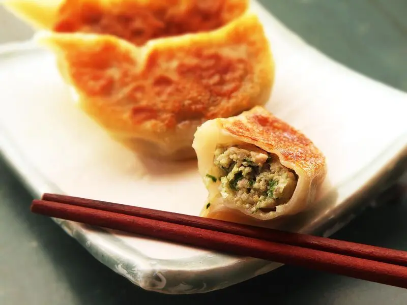 Gyoza: Phi&ecirc;n bản h&aacute; cảo Nhật Bản v&agrave; c&aacute;ch l&agrave;m ngon chuẩn vị 15