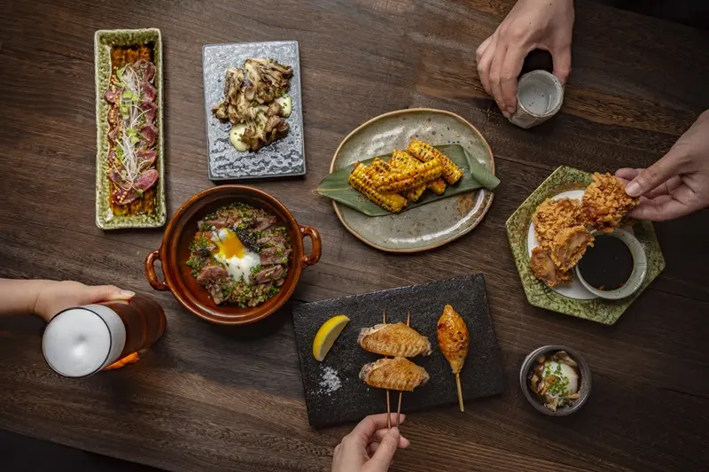 Izakaya: N&eacute;t văn h&oacute;a ẩm thực b&ecirc;n b&agrave;n nhậu độc đ&aacute;o tại Nhật Bản 8