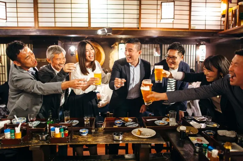 Izakaya: N&eacute;t văn h&oacute;a ẩm thực b&ecirc;n b&agrave;n nhậu độc đ&aacute;o tại Nhật Bản 6