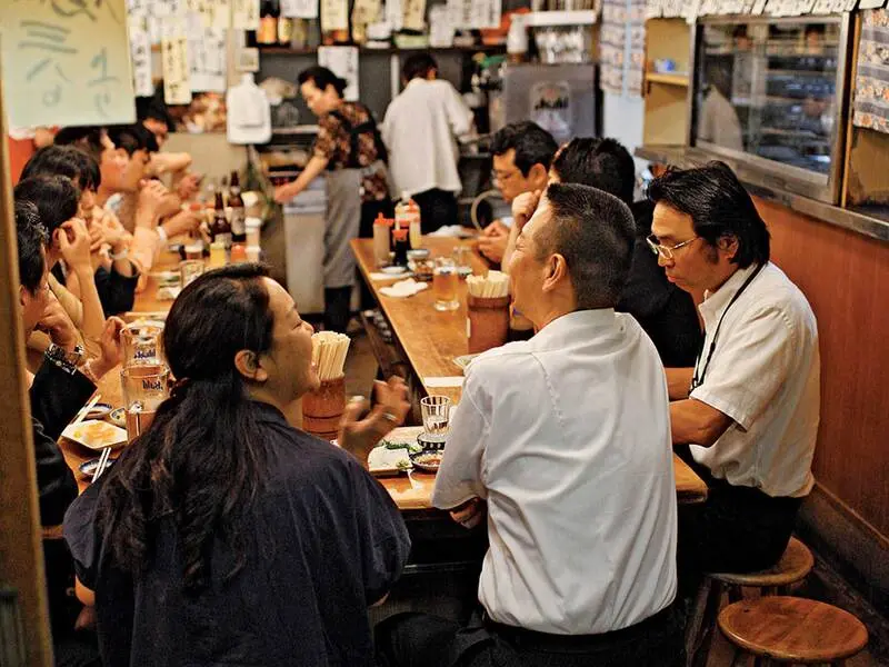 Izakaya: N&eacute;t văn h&oacute;a ẩm thực b&ecirc;n b&agrave;n nhậu độc đ&aacute;o tại Nhật Bản 7