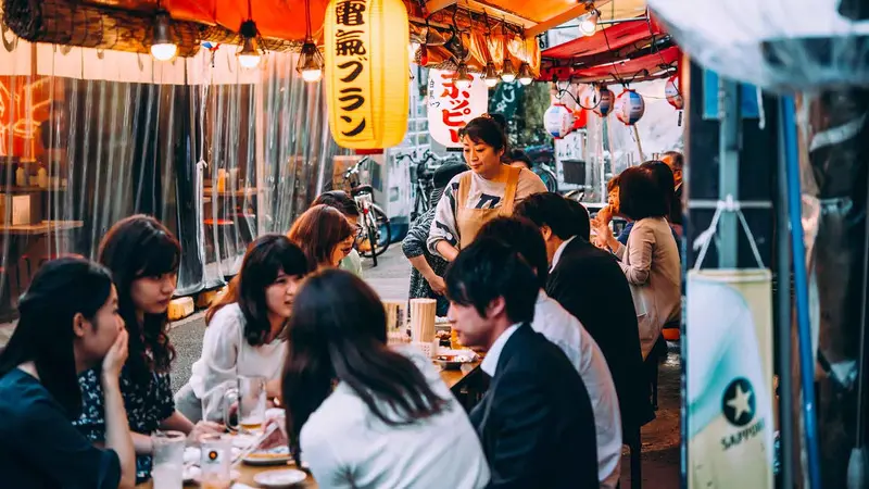 Izakaya: N&eacute;t văn h&oacute;a ẩm thực b&ecirc;n b&agrave;n nhậu độc đ&aacute;o tại Nhật Bản 4