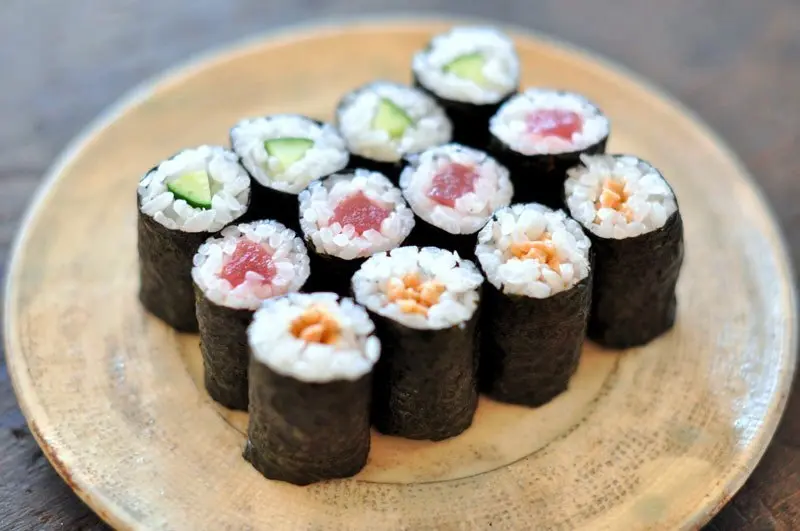 Maki sushi: Hương vị h&agrave;i h&ograve;a trong từng cuộn nhỏ 4