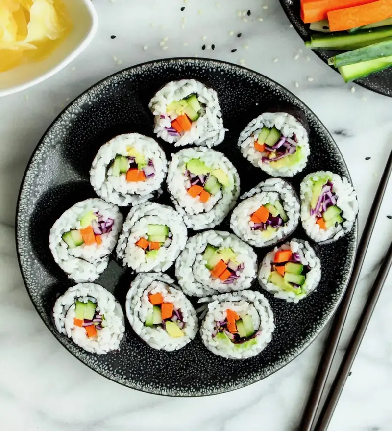 Maki sushi: Hương vị h&agrave;i h&ograve;a trong từng cuộn nhỏ 10